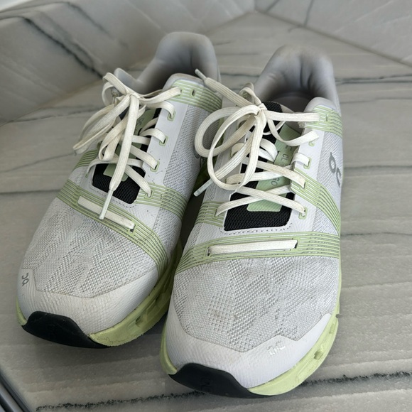 ON Women’s Running Shoe - Picture 1 of 5